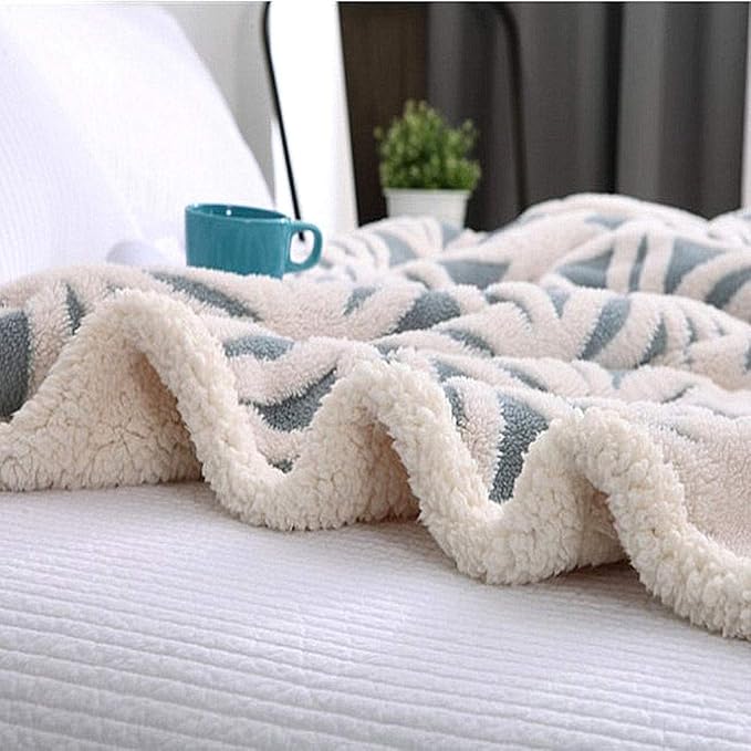 UKELER Green Flannel Sherpa Throws 60'' x 50'' New Blanket Ultra Plush Lightweight Throw Blanket Luxury Soft Warm Fuzzy Blanket Throws for Bed/Couch/Sofa/Office/Camping
