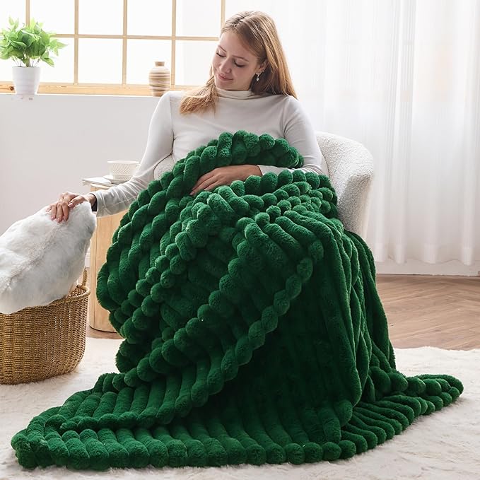 NEWCOSPLAY Faux Fur Twin Blanket Dark Green 3D Ribbed Plush Thick Warm Blanket for Couch Sofa Bed 850GSM (Dark Green Ribbed, Twin(60"x80"))