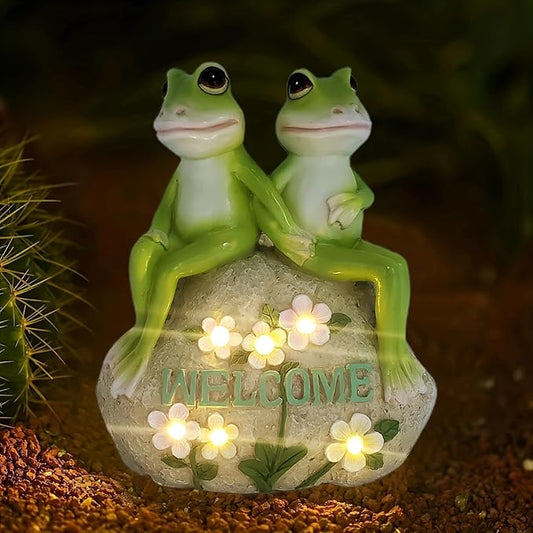 Solar Powered Frog Couple Statue with LED Lit Flowers Welcome Sign 7-Inch Tall Resin Garden Decor Romantic Ornament Gift for Porch Patio Housewarming Wedding Outdoor Decor