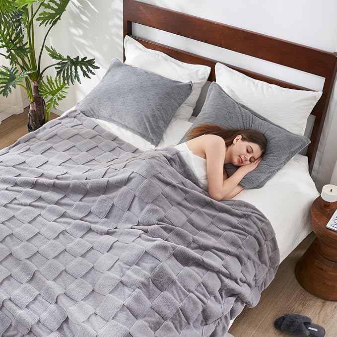 Cozy Bliss Checkered Large Faux Rabbit Fur Grey Twin Bed Blanket, Soft Fuzzy Fluffy Minky Furry Blankets for Couch, Bed, Adults (60 * 80 Inches Light Grey)