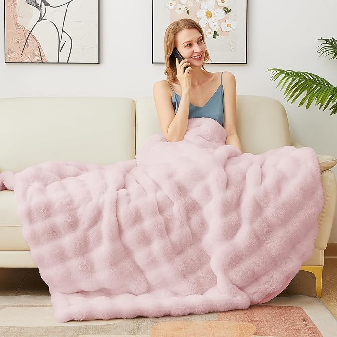 Latepis Pink Faux Fur Throw Blanket for Couch Bubble Cute Soft Warm Comforter Thick Furry Blanket for Sofa Bedroom Cozy Blankets for Women Gift Luxury Blanket for All Seasons 50''x60'', 860gsm