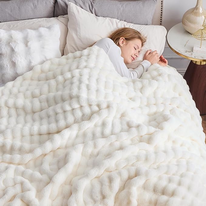 NEWCOSPLAY Faux Fur King Blanket Ivory Bubble Blanket Thick Warm Soft for Couch Sofa Bed 550GSM (Ivory, King(90"x110"))