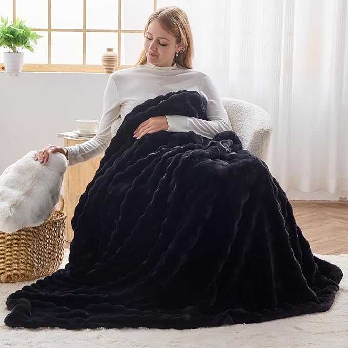 NEWCOSPLAY Faux Fur Throw Blanket Black Bubble Blanket Thick Warm Soft for Couch Sofa Bed 550GSM (Black, Throw(50"x60"))