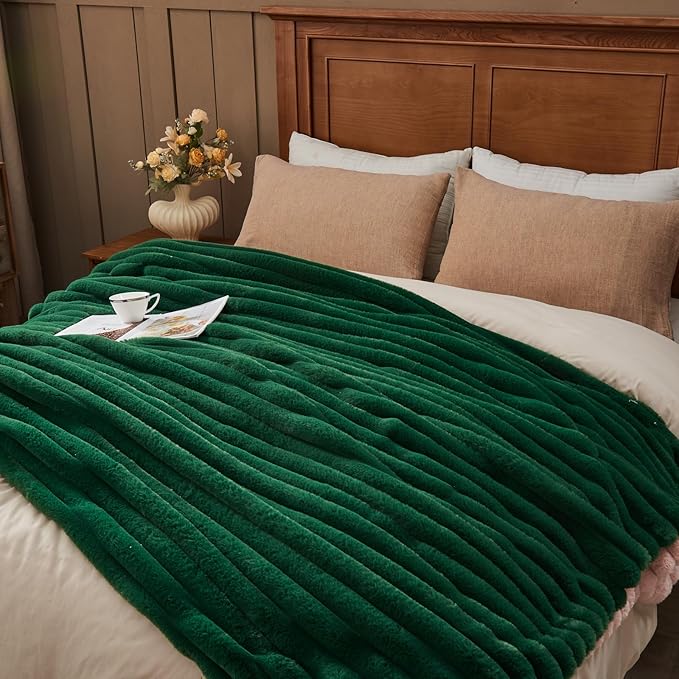 NEWCOSPLAY Faux Fur Throw Blanket Dark Green 3D Ribbed Plush Thick Warm Blanket for Couch Sofa Bed 850GSM (Dark Green Ribbed, Throw(50"x60"))