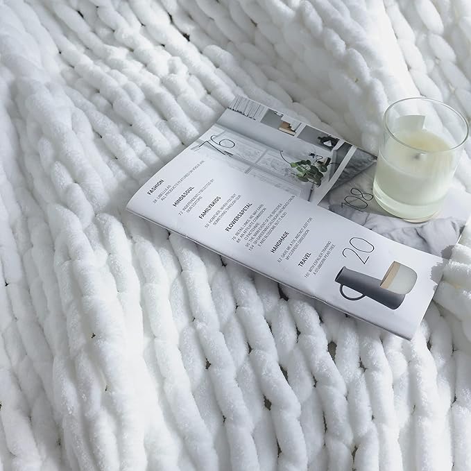 Maetoow Chenille Chunky Knit Blanket Throw （60×80 Inch）, Handmade Warm & Cozy Blanket Couch, Bed, Home Decor, Soft Breathable Fleece Banket, Christmas Thick and Giant Yarn Throws，White
