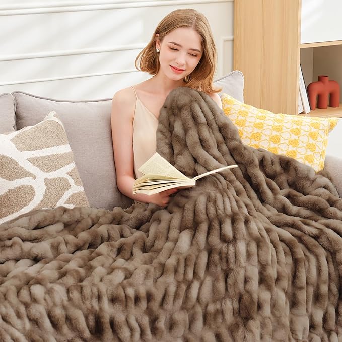 Ultra Soft Luxury Faux Fur Throw Blanket for Counch,Fuzzy Fluffy Plush Warm Cozy Elegant Wrinkled Blanket for Sofa Bedroom Living Room,（50"x60",Tie-dye Coffee）