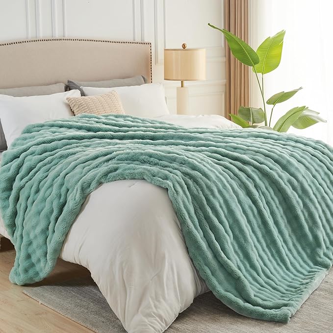 NEWCOSPLAY Faux Fur Queen Blanket Sage Green Bubble Blanket Thick Warm Soft for Couch Sofa Bed 550GSM (New Sage Green, Queen(90"x90"))