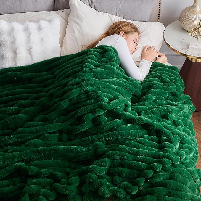 NEWCOSPLAY Faux Fur Twin Blanket Dark Green 3D Ribbed Plush Thick Warm Blanket for Couch Sofa Bed 850GSM (Dark Green Ribbed, Twin(60"x80"))