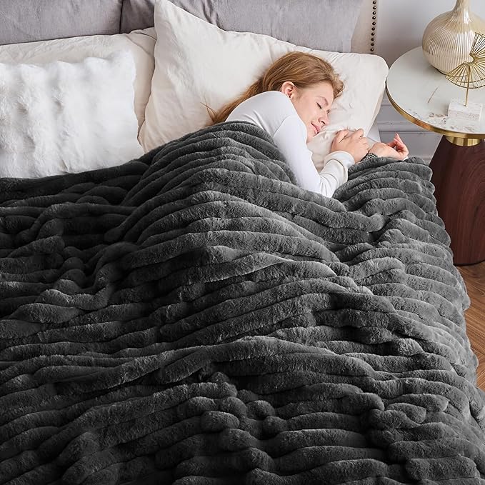 NEWCOSPLAY Faux Fur Throw Blanket Grey 3D Ribbed Plush Thick Warm Blanket for Couch Sofa Bed 850GSM (Grey Ribbed, Throw(50"x60"))