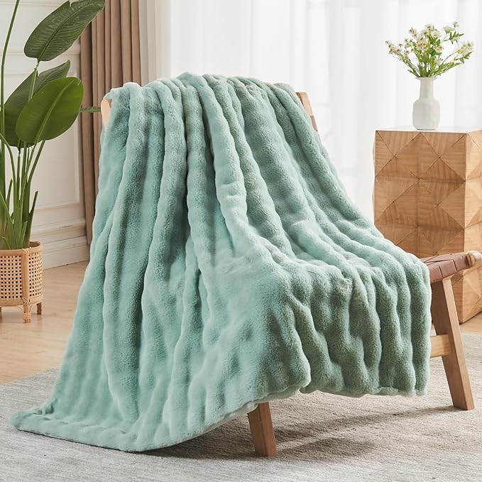 NEWCOSPLAY Faux Fur Queen Blanket Sage Green Bubble Blanket Thick Warm Soft for Couch Sofa Bed 550GSM (New Sage Green, Queen(90"x90"))