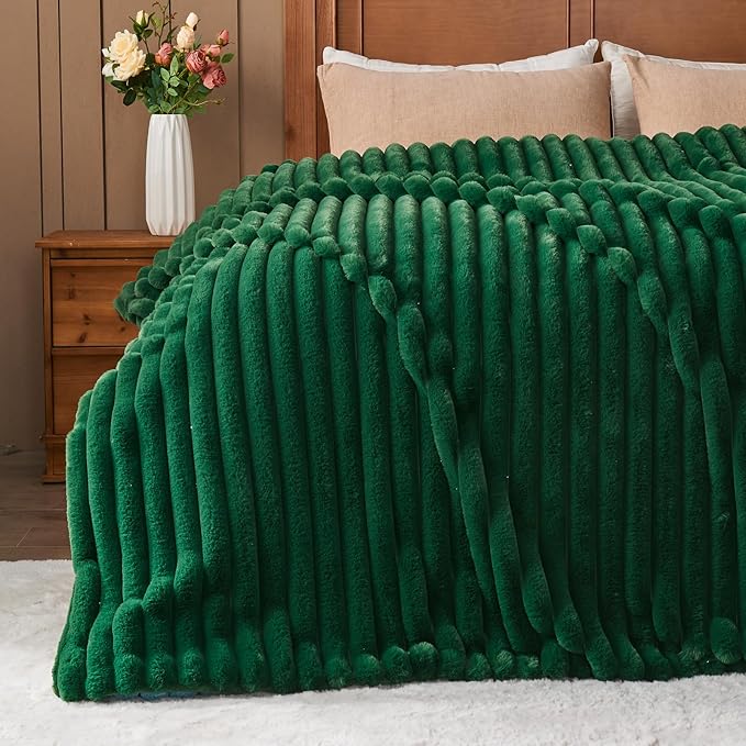 NEWCOSPLAY Faux Fur Twin Blanket Dark Green 3D Ribbed Plush Thick Warm Blanket for Couch Sofa Bed 850GSM (Dark Green Ribbed, Twin(60"x80"))