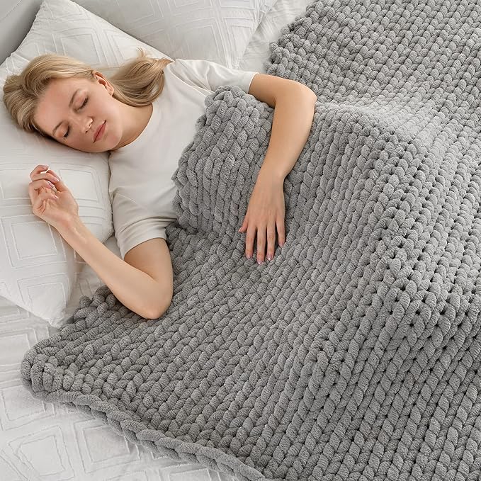 Maetoow Tighter Version Chenille Chunky Knit Blanket Throw （40×50 Inch）, Handmade Warm & Cozy Blanket Couch, Bed, Home Decor, Soft Fleece Banket, Boho Thick Blankets and Giant Yarn Throws，Light Grey