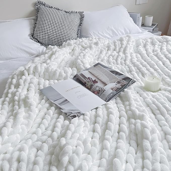 Maetoow Chenille Chunky Knit Blanket Throw （40×50 Inch）, Handmade Warm & Cozy Blanket Couch, Bed, Home Decor, Soft Breathable Fleece Banket, Christmas Thick and Giant Yarn Throws, White