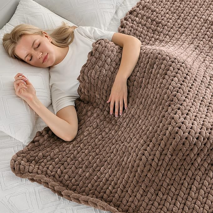 Maetoow Tighter Version Chenille Chunky Knit Blanket Throw （50×60 Inch）, Handmade Warm & Cozy Blanket Couch, Bed, Home Decor, Soft Fleece Banket, Boho Thick Blankets and Giant Yarn Throws，Brown